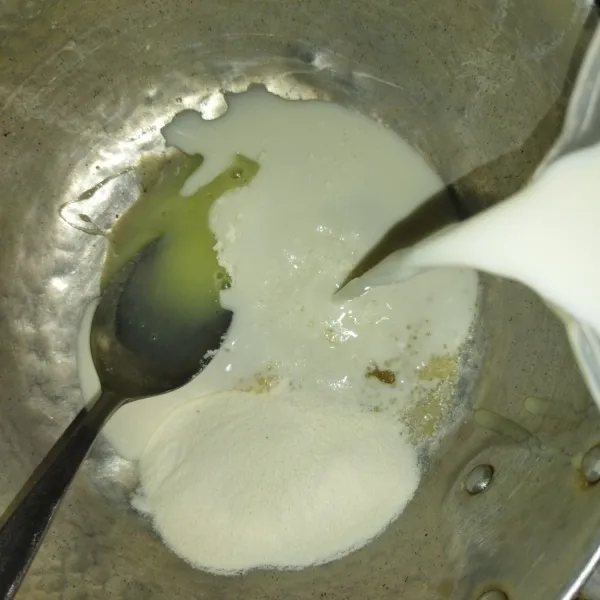 Lalu masukkan sedikit susu cair, aduk rata hingga fibercreme tidak menggumpal.