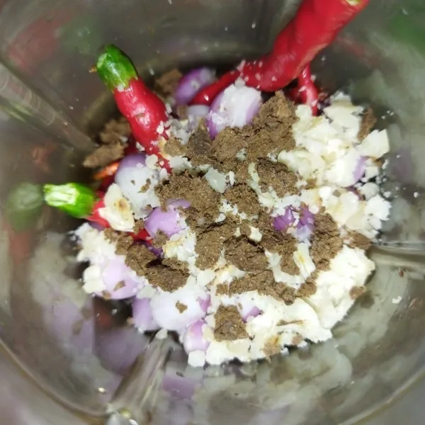 Lalu siapkan cabe merah keriting, bawang putih, bawang merah, kemiri, tomat, dan terasi.