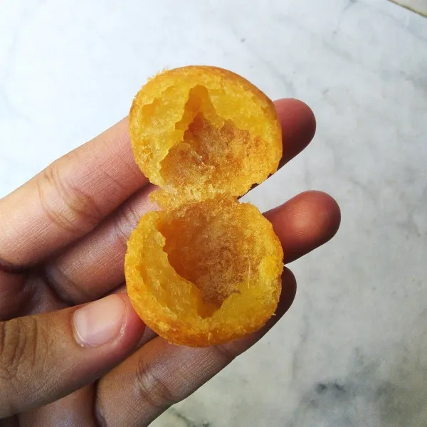 Goreng dalam minyak panas dengan api kecil, pencet2 adonan saat sudah kokoh. Angkat. Beri parutan coklat dcc.