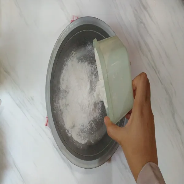 Masukan tepung tapioka, tepung terigu dan gula aduk hingga rata. Kemudian masukan santan aduk kembali hingga merata menggunakan whisk