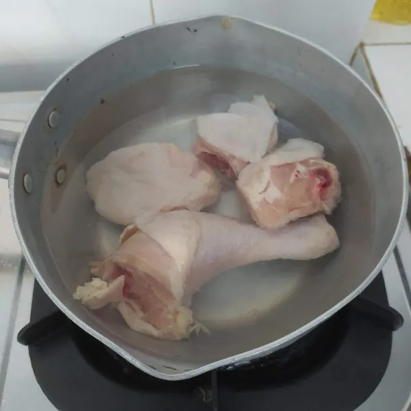 Cuci bersih ayam, kemudian rebus hingga empuk. Tiriskan.