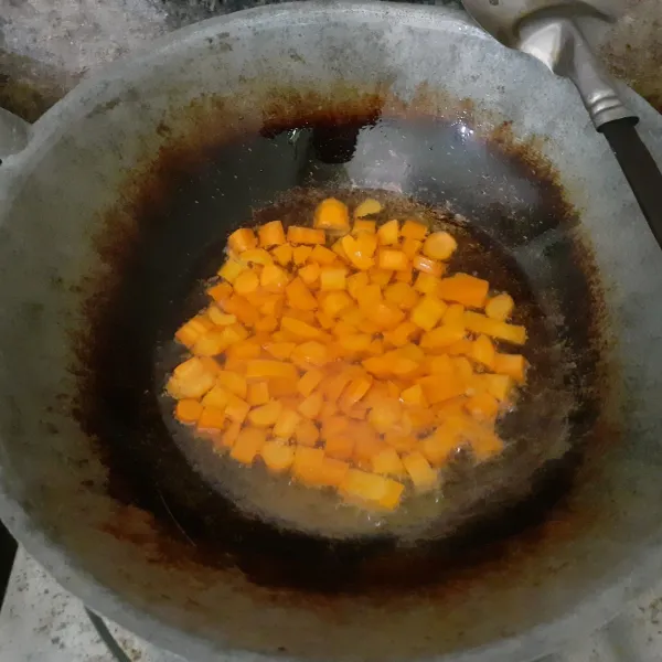 Cuci bersih wortel. Potong sesuai selera. Goreng hingga setengah matang.