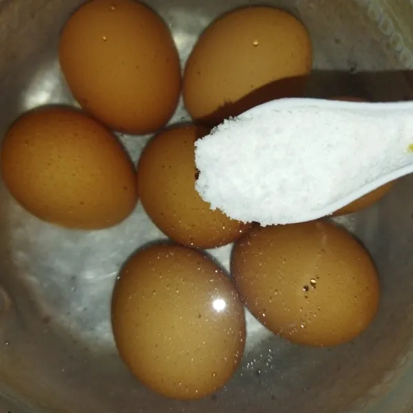 Siapkan telur yang sudah dicuci, lalu masukkan kedalam panci, kemudian beri air secukupnya hingga telur terendam air, lalu beri 1 sdm garam, gunanya garam, agar pas direbus jika ada telur yang pecah,  tidak akan meleber keluar.