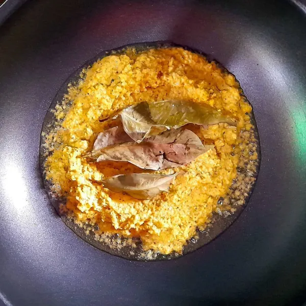 Panaskan minyak secukupnya, kemudian tumis sampai harum bumbu halus bersama dengan daun salam.