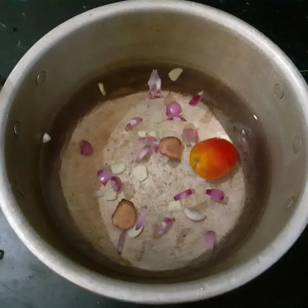 Rebus irisan bawang, tomat, dan lengkuas di dalam 1 liter air.