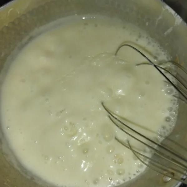 Setelah susu mendidih, masukkan tepung maizena yang sudah dicairkan, aduk rata hingga susu mendidih kembali/ meletup-letup, matikan api, angkat lalu biarkan hingga hangat.