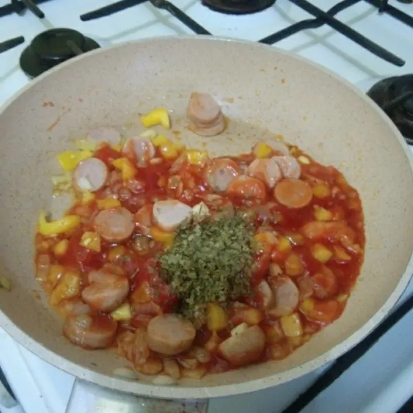 Tambahkan saus tomat, garam, gula pasir, kaldu jamur dan parsley kering masak hingga paprika layu, sisihkan