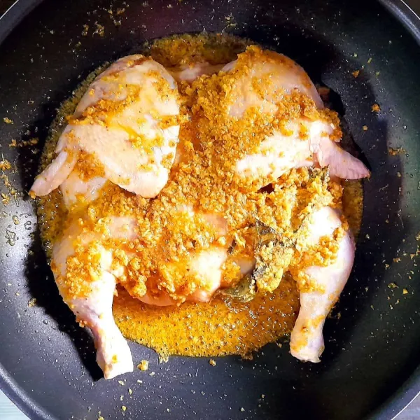 Masukan ayam, balurkan seluruh bagian ayam dengan bumbu.