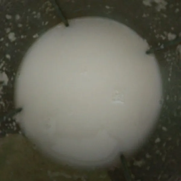 Blender nasi putih bersama air 200 ml , kemudian sisihkan