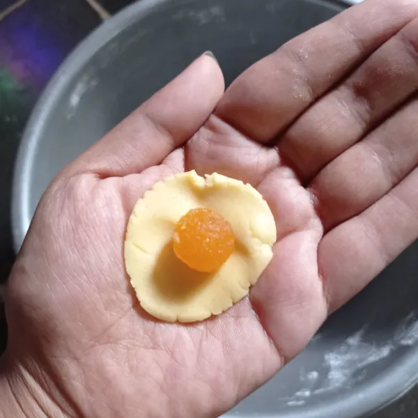 Ambil adonan lalu timbang 10 gram bulatkan kemudian pipihkan beri isian selai nanas bulatkan lagi.