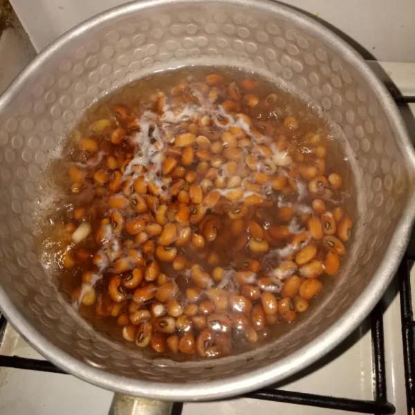 Rendam kacang tolo selama 4 jam, lalu rebus hingga lunak, tiriskan.