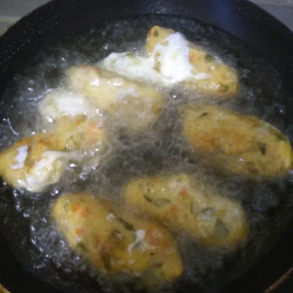 Panaskan minyak, celupkan sempol ke dalam putih telur, lalu goreng sampai golden brown.