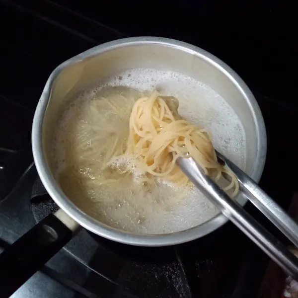 Rebus spaghetti sampai matang, tiriskan.