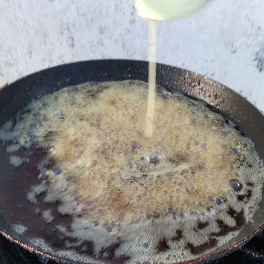 Ambil adonan dengan sendok,kucurkan adonan di atas minyak dengan gerakan berputar. Angkat sendok kurleb 20-25cm di atas wajan waktu ngucurin. Tuang adonan paling sedikit 3 sendok setiap menggoreng