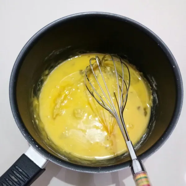 Masukkan tepung terigu, vanilli cair, dan 1 butir telur, aduk rata.