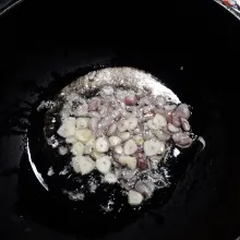 Panaskan minyak dengan api besar, tumis bawang merah dan bawang putih hingga harum.