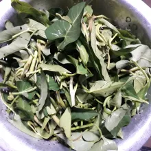 Siangi kangkung, cuci bersih dan tiriskan.