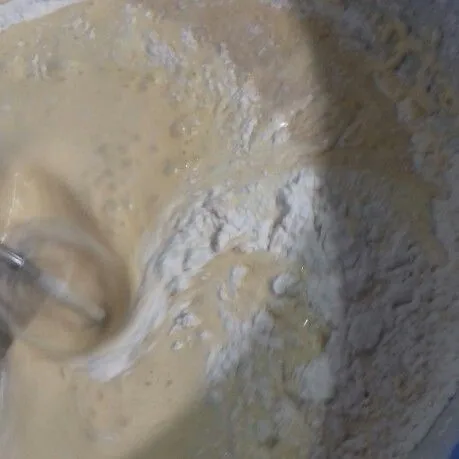 Masukkan campuran tepung, lalu margarin cair. Mix sebentar saja.