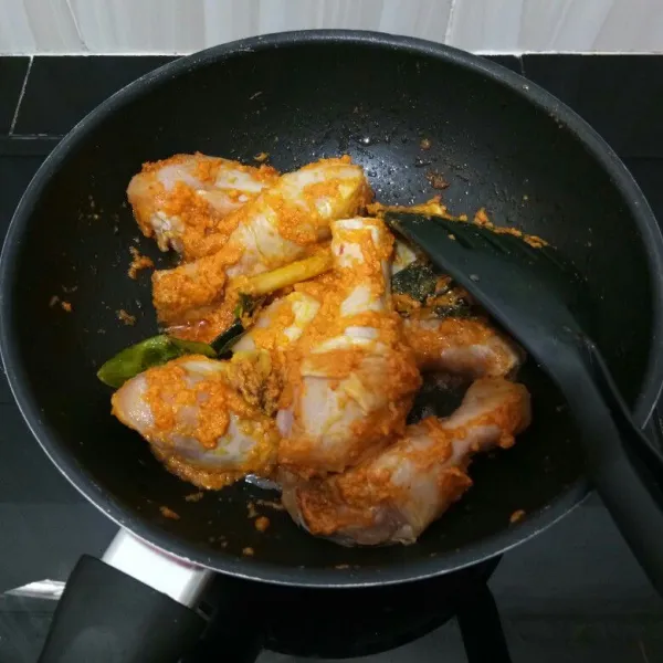 Lalu masukkan ayam, aduk rata hingga permukaan ayam berubah warna.