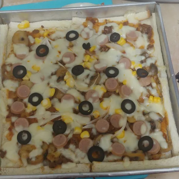 Keluarkan pizza dari oven biarkan hangat