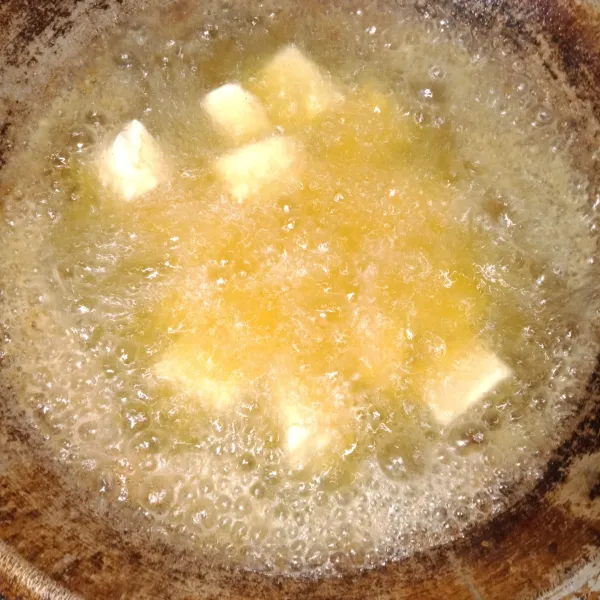 Siapkan minyak goreng, usahakan minyak benar-benar super panas lalu goreng tahu sampai matang keemasan.