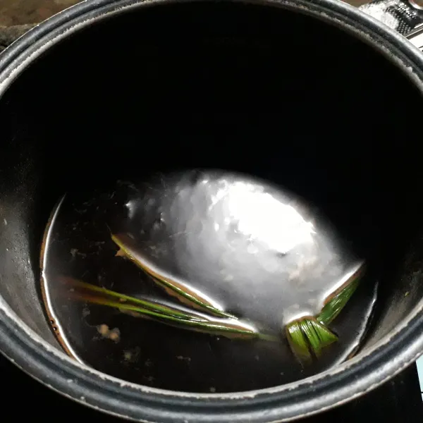 Bahan Bubur : dalam panci besar, masak air, gula merah, garam dan daun pandan hingga mendidih.