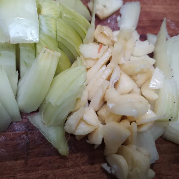 Cincang bawang bombay dan bawang putih