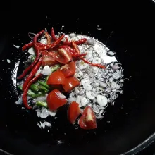 Masukkan cabe merah, cabe rawit dan tomat. Masak hingga setengah layu.