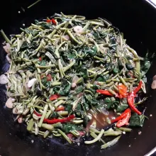 Masak sambil diberi sedikit air (optional tergantung jenis kangkungnya). Terakhir, beri sedikit kaldu bubuk. Masak sebentar saja agar tekstur kangkung tetap crunchy.