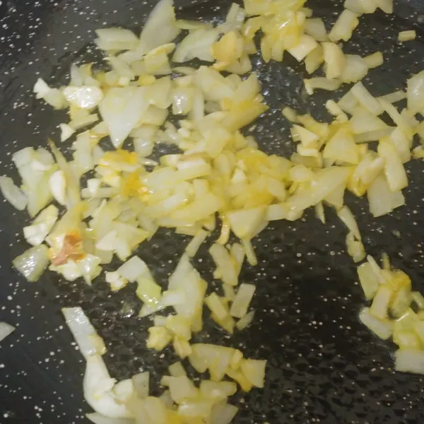 Panaskan butter sampai meleleh lalu tumis bawang bombay sampai harum dan layu lalu masukan bawang putih cincang masak sampai matang