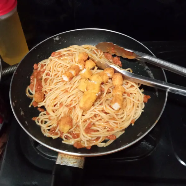 Masukkan nugget aduk rata, matikan kompor.