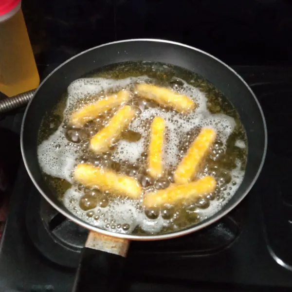 Goreng chicken stick nugget sampai matang lalu potong dadu, sisihkan.