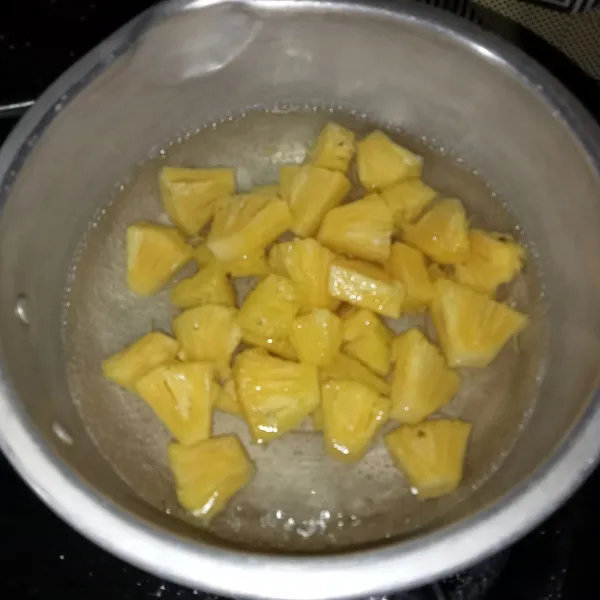 Rebus nanas di air mendidih.
