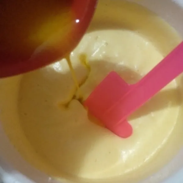 Mixer sebentar cukup sampai rata lalu masukkan margarin leleh.