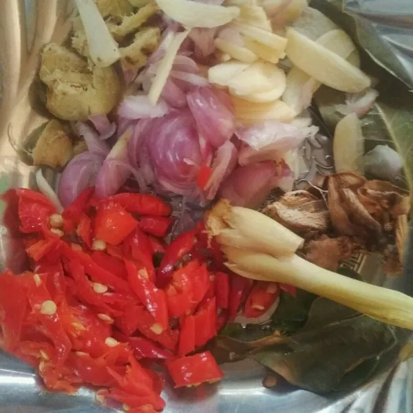 Siapkan bumbu rajang halus, bawang putih, bawang merah, cabe, dan jahe.