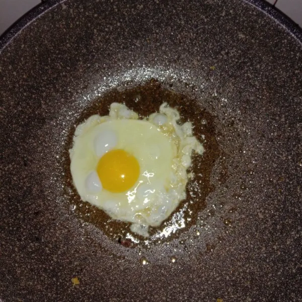 Goreng telur hingga matang tanpa diberi garam, angkat dan tiriskan.