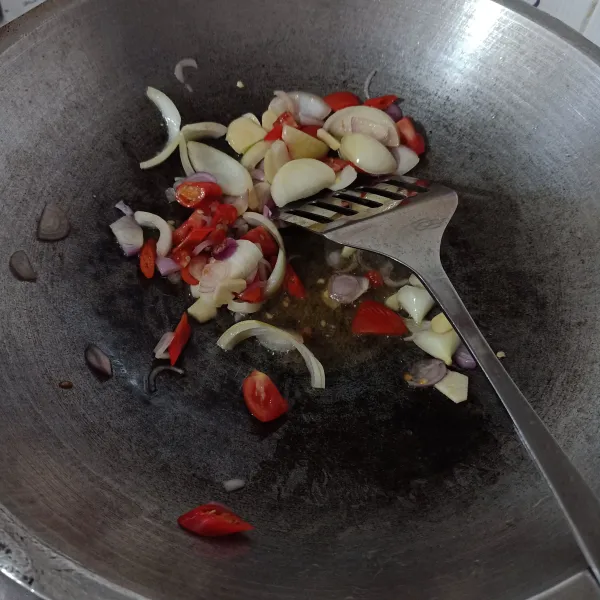 Tmis bumbu iris dengan sedikit minyak sampai harum, lalu masukkan tomat, aduk rata.