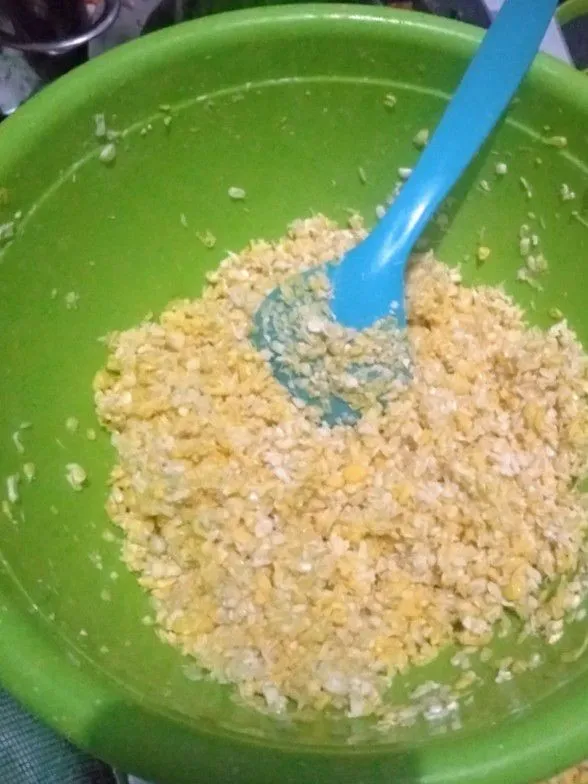 Aduk campuran jagung agar merata, tambahkan garam, kaldu jamur dan lada bubuk.