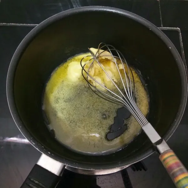 Masukkan mentega ke dalam panci, lalu masak dengan api kecil sambil diaduk hingga meleleh, lalu angkat.