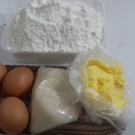 Siapkan bahan lainnya. Ayak tepung, soda kue dan baking powder. Cairkan margarin.