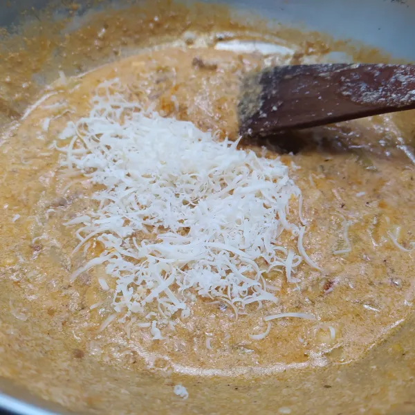 Tambahkan keju cheddar, saus rose pasta sudah siap, taruh di atas spaghetti yang sudah disiapkan