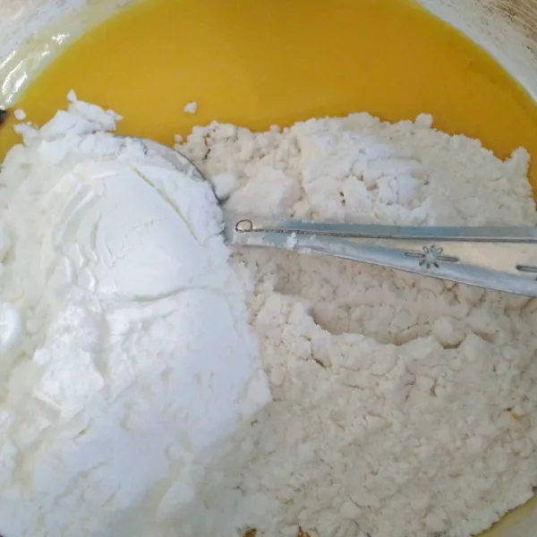 Campur margarin, terpung terigu, dan tepung beras.