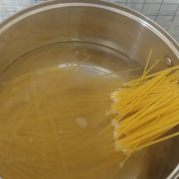 Rebus spaghetti sampai al dente (me : pake pasta fettuccine)