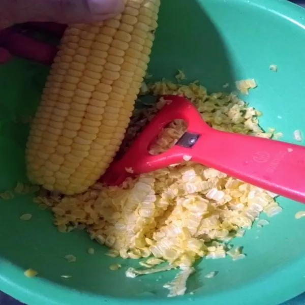 Lepas jangung pulut dan jagung manis dari tongkolnya dengan cara diiris tipis (saya menggunakan alat pengupas buah)