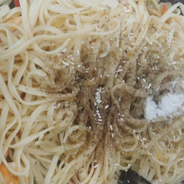 Masukan spaghetti fettuccine aduk sebentar lalu tambahkan bumbu oregano, lada bubuk,garam dan kaldu jamur.