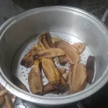 cuci bersih kulit pisang lalu kukus hingga matang. kurang lebih 30 menit.