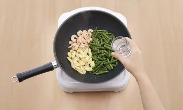 Tambahkan kacang panjang, jagung muda dan air, masak hingga sayuran layu.