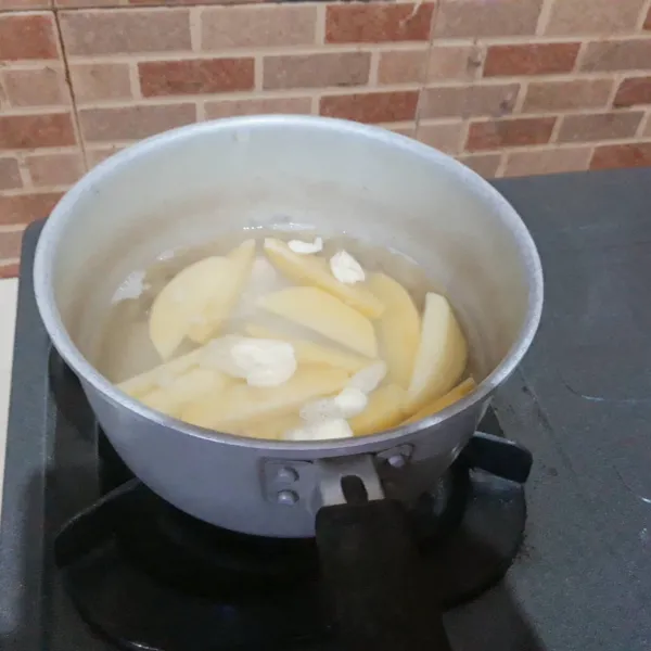 Kupas kentang & potong menjadi 8. Didihkan air, bawang putih & garam. Masukkan kentang, masak selama 5 menit. tiriskan.
