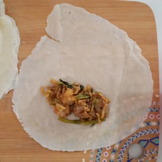Ambil 1 lembar kulit lumpia, lipat seperti lipatan amplop.