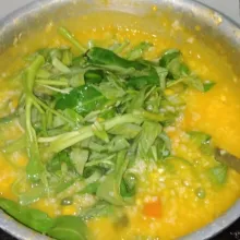 Setelah bubur mulai mengental tambahkan kangkung, aduk rata kecilkan api masak hingga kangkung layu.
